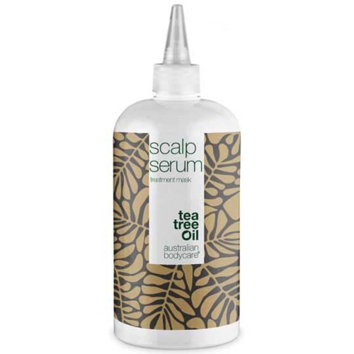 En vit flaska med pipettlock, märkt som hårbottenserum med tea tree-olja, dekorerad med ett bladmönster.