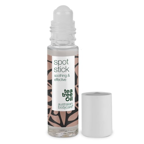 Kleine klare Flasche mit Teebaumöl und weißem Deckel, gekennzeichnet als beruhigender und wirkungsvoller Punktstift.
