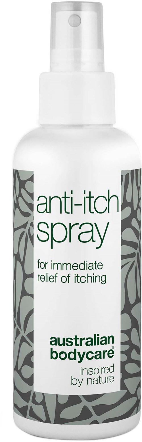 En hvit sprayflaske merket anti-itch spray for rask lindring av kløe fra Australian Bodycare med plantemønster.