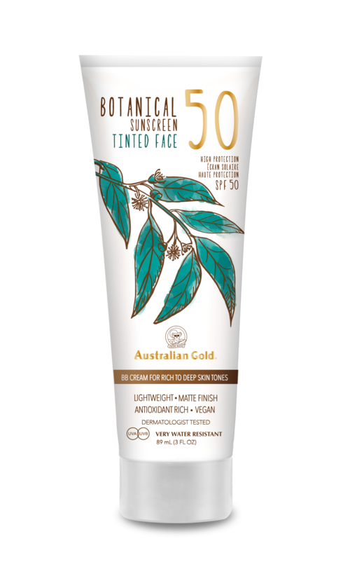 En vit solkrämstub med botanisk design och guldtext, märkt SPF 50, Australian Gold och 89 ml.