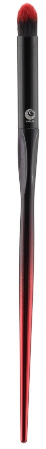 Een lange, dunne make-up kwast met een zwart handvat en rode haren.