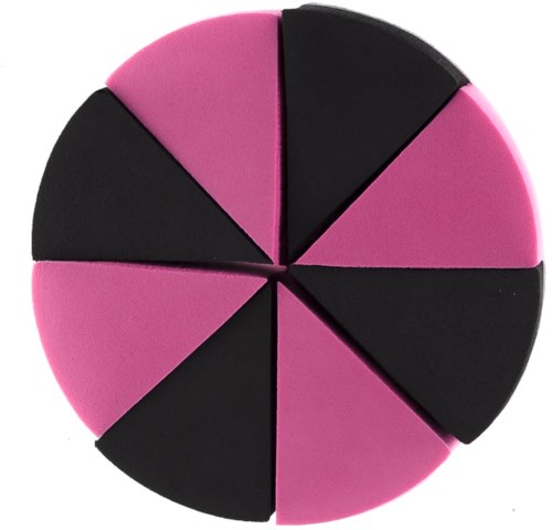 En rund rosa og svart segmentert gjenstand, muligens en leke eller snack, delt i seks deler med vekslende farger.