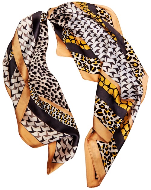 En siden-scarf med blandade djurmönster i svart, vitt, gult och beige, kantad med en gyllene kant.