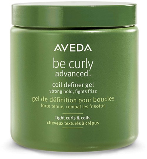 Ein grüner Behälter mit Aveda be curly advanced coil definer Gel für enge Locken und Frizz-Kontrolle.