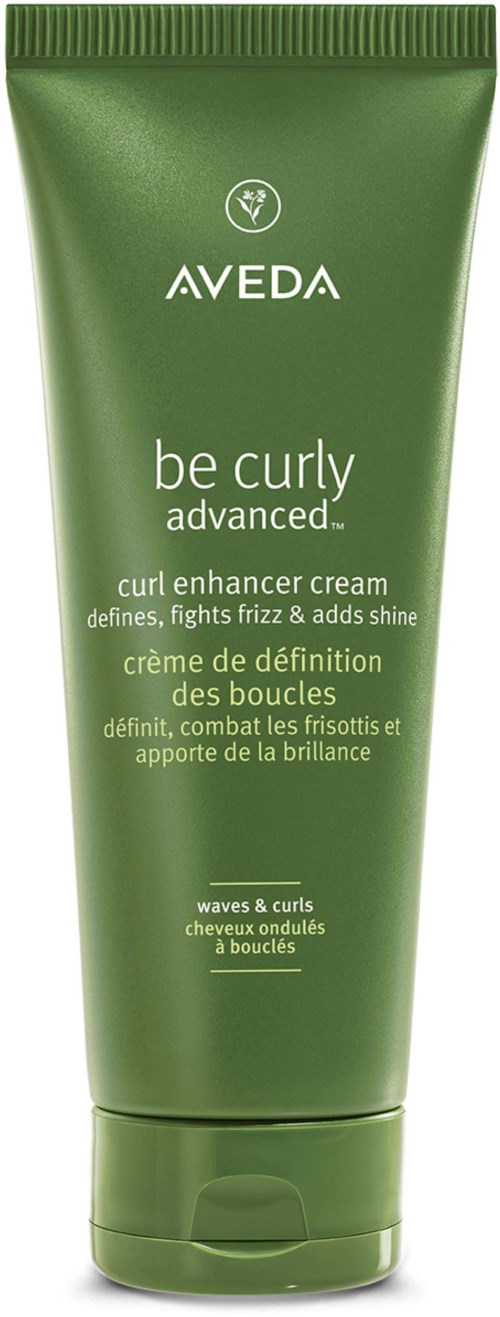Grüne Tube mit Aveda be curly advanced curl enhancer Creme, die Frizz bekämpft und Glanz verleiht.