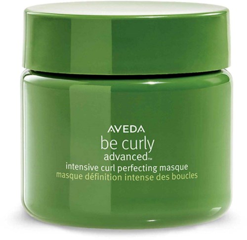 Ein grüner Behälter von Aveda be curly advanced intensives Lockverbessernde Maske.