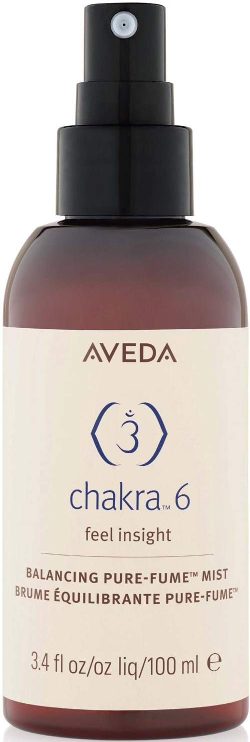 Ein braune Sprühflasche mit schwarzem Verschluss und Pumpe, beschriftet Aveda chakra 6 mit Text über Balance und Nebel.