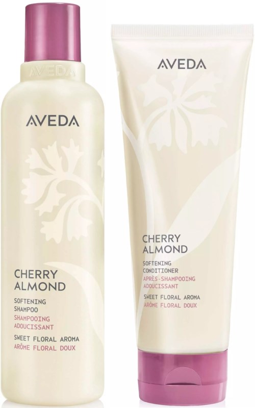 Zwei Aveda Cherry Almond Haarprodukte, Shampoo und Conditioner, mit weißen Flaschen und pinken Deckeln.