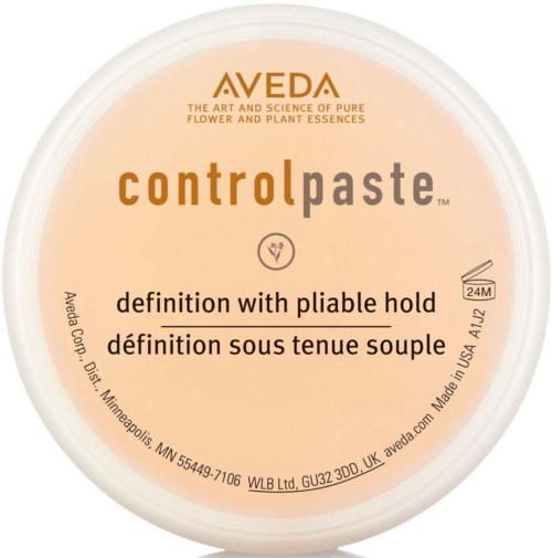 Ein runder Behälter mit Aveda Control Paste, Text über flexible Haltbarkeit und Anwendung.