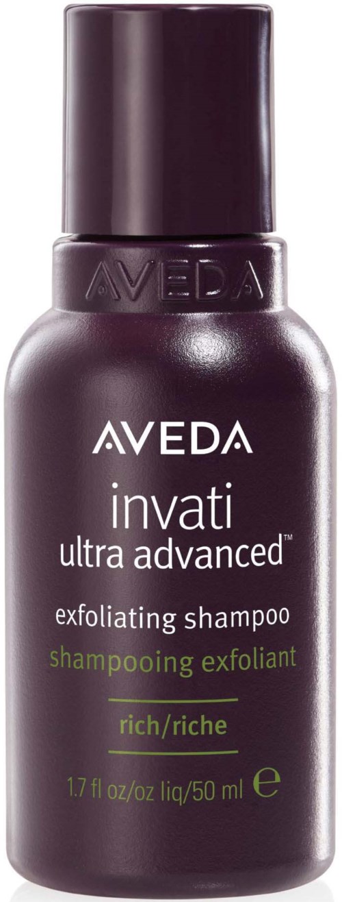 Eine dunkelviolette Flasche mit Aveda Invati Ultra Advanced Peeling-Shampoo.