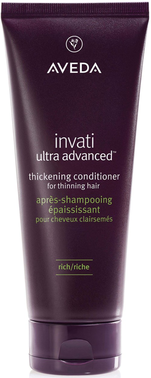 Eine dunkelviolette Tube mit Aveda-Verstärkungsconditioner für dünnes Haar, mit 'rich'-Kennzeichnung, weißem und grünem Text.