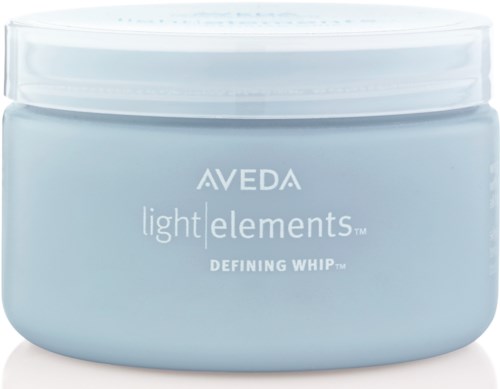 Ein hellblauer Behälter mit weißem Deckel, beschriftet Aveda Light Elements Defining Whip.