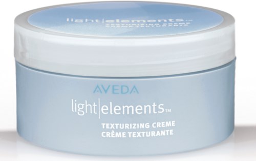 Ein runder Behälter mit weißem Deckel und hellblauer Körper, enthält Aveda light elements Texturizing Creme.