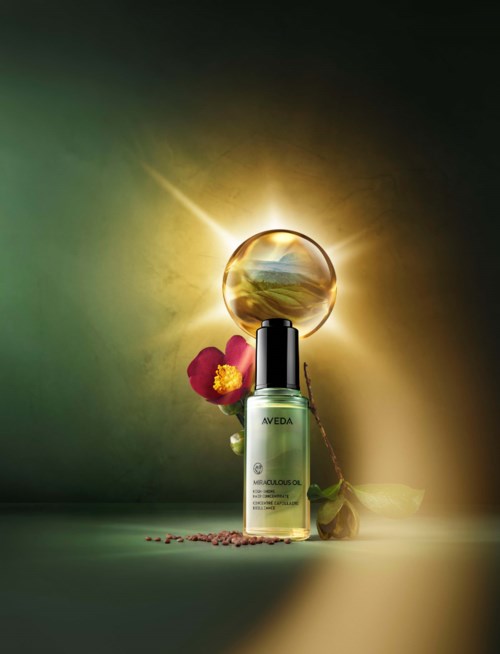 Ein Hautpflegeproduktflasche mit einer Blume und einer leuchtenden Kugel dahinter, die einen hellen, mystischen Hintergrund schafft.