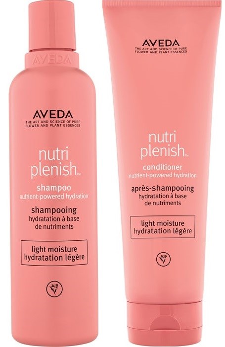 Pinkfarbene Flaschen mit Shampoo und Conditioner aus Avedas Nutri Plenish Reihe für leichtes Feuchtigkeitshaar.