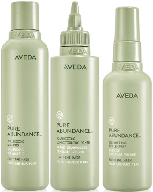 Drei hellgrüne Haarpflegeprodukte in Flaschen, für Shampoo, Conditioner-Spülung und Styling für feines Haar.