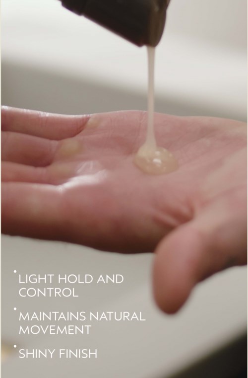 Hånd som holder en liten mengde hudpleieprodukt, med tekst om produktens fordeler: lett grep, naturlig bevegelse, blank finish.