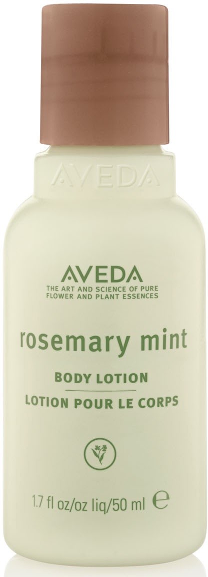 En liten, vit flaska med brun kork märkt 'Aveda' och 'rosemary mint body lotion'.