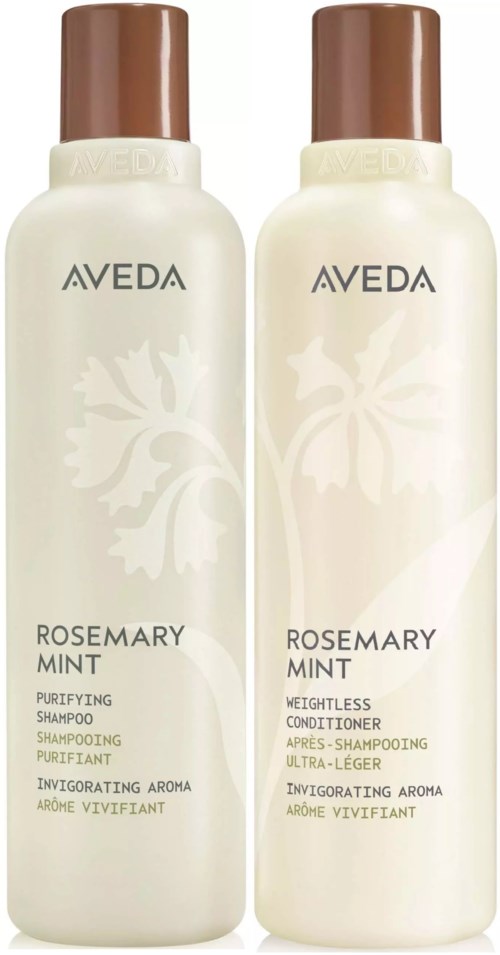 Zwei Flaschen Aveda Rosemary Mint Haarprodukte, ein für Shampoo und ein für Conditioner, beide in weißen Flaschen mit braunen Verschlüssen.