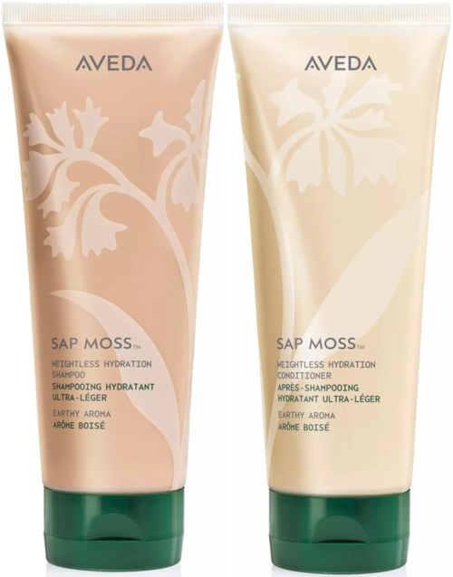 Zwei Haarpflegeprodukte von Aveda Sap Moss, Shampoo und Conditioner, in beigen Tuben mit grünen Kappen.