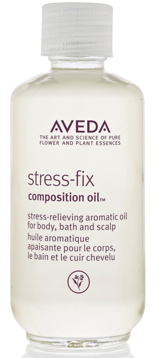 Läpinäkyvä pullo, jossa valkoinen korkki, merkattu 'Aveda Stress-Fix,' sisältää rentouttavaa aromaliuosta keholle, kylpyyn ja päänahkalle.