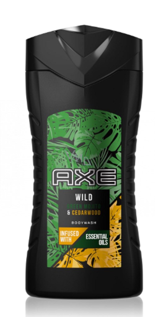 Een zwarte fles AXE Wild Cedarwood doucheschuim met groene en gele labelontwerp.