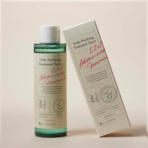 Een fles en doos van een huidverzorgingsproduct genaamd 'Daily Purifying Treatment Toner' met andere tekst en een zegel.
