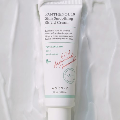 Witte tube huidcrème met label Panthenol 10, voor kalmering en herstel van de huid, op een witte ondergrond.