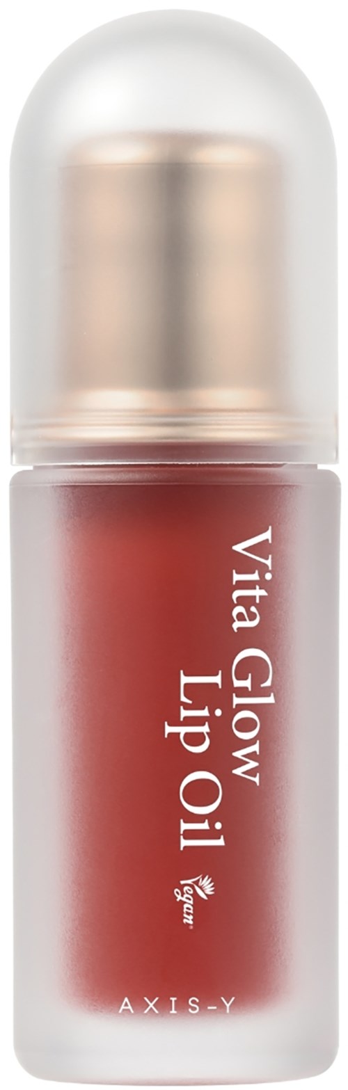 Een kleine cilindrische container met een afgeronde dop, gelabeld 'Vita Glow Lip Oil' door Axis-Y, met bruinrode lipproduct.