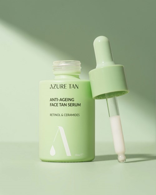 Eine hellgrüne Flasche mit 'Azure Tan Anti-Ageing Face Tan Serum' Beschriftung und Pipette.