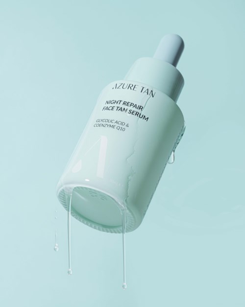 Eine weiße Flasche mit Tropfer, beschriftet 'Azure Tan,' leckt Serum vor einem hellblauen Hintergrund.