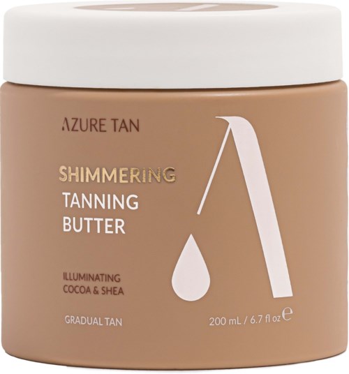 Ein Behälter mit schimmernder Bräunungsbutter, weiße Deckel, Etikett zeigt Anwendungshinweis, enthält Kakao und Sheabutter.