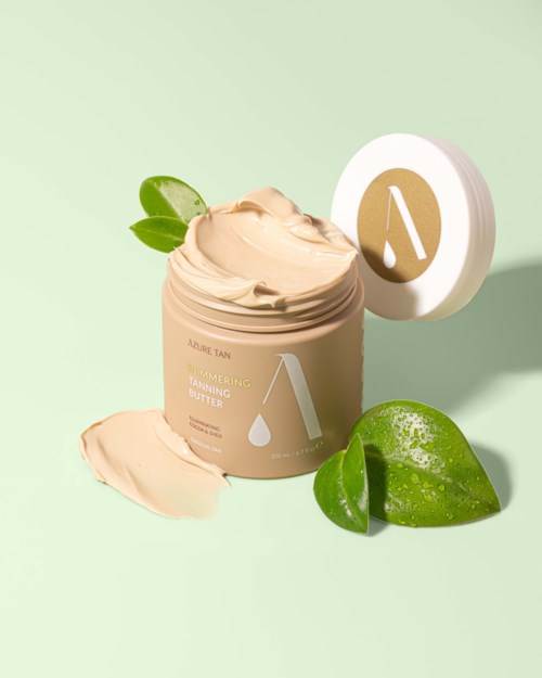Ein JAr mit Bräunungsbutter, Limettenblätter auf hellgrünem Hintergrund, zeigt die Creme und den offenen Deckel.