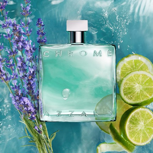 Een parfumfles met het label Chrome Azza omgeven door limoenen en lavendel op een waterachtergrond.