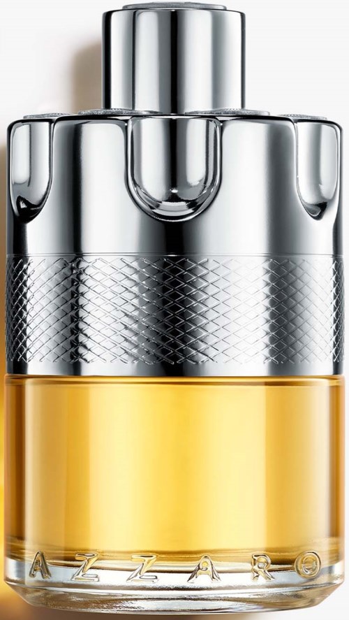 Een parfumfles met een glanzende zilveren dop en een gele vloeistof. De fles heeft een getextureerde zilveren band.