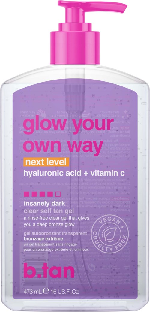 Een heldere paarse fles met een roze pomp, label "glow your own way" en andere huidverzorgingsinformatie.
