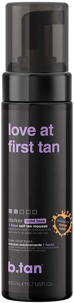 Een zwarte fles met een doorzichtige dop, gelabeld 'love at first tan' en vermeldt violet basis zelfbruiningsmousse.
