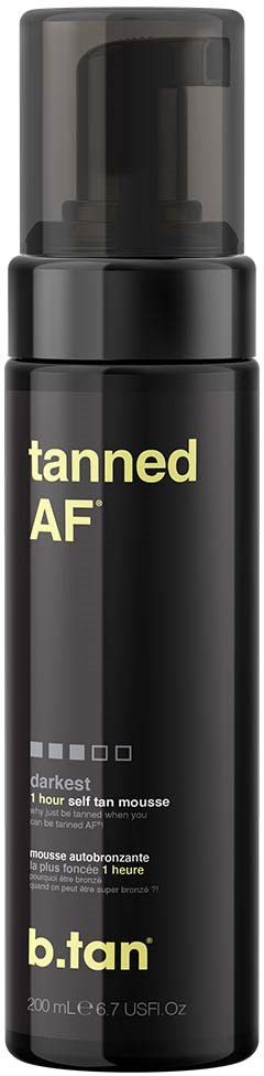 Een zwarte fles met 'tanned AF' label en doorzichtige dop, voor zelfbruiningsmousse.