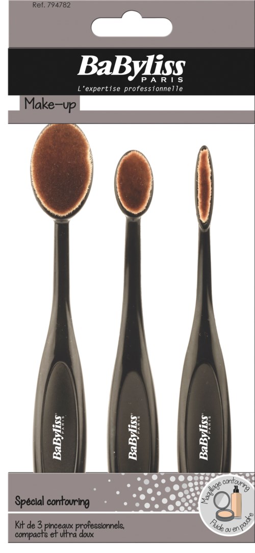 Three makeup brushes with brown bristles are in the package, varying in size, for contouring and makeup application.