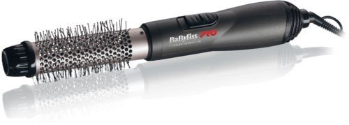 En svart och grå rund borste med sladd, märkt BaByliss PRO, används för hårstyling.