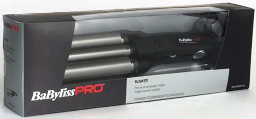 Verpakte haarkrultang met drie titaniumstaven en een handvat. De verpakking toont het merk BaBylissPRO.