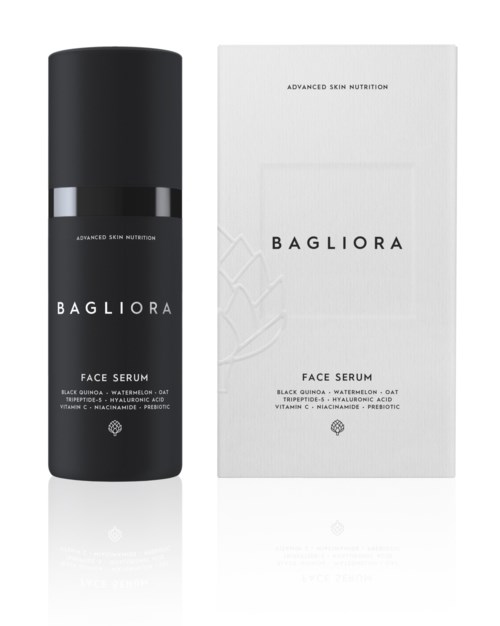 Czarna butelka i białe opakowanie, oba z napisem Bagliora Face Serum, stoją obok siebie.