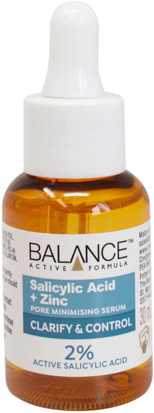 Kleine Bernsteinglasflasche mit weißem Tropfenzähler. Etikett sagt Balance Active Formula, Salicylsäure und Zink Serum für Hautklarheit.