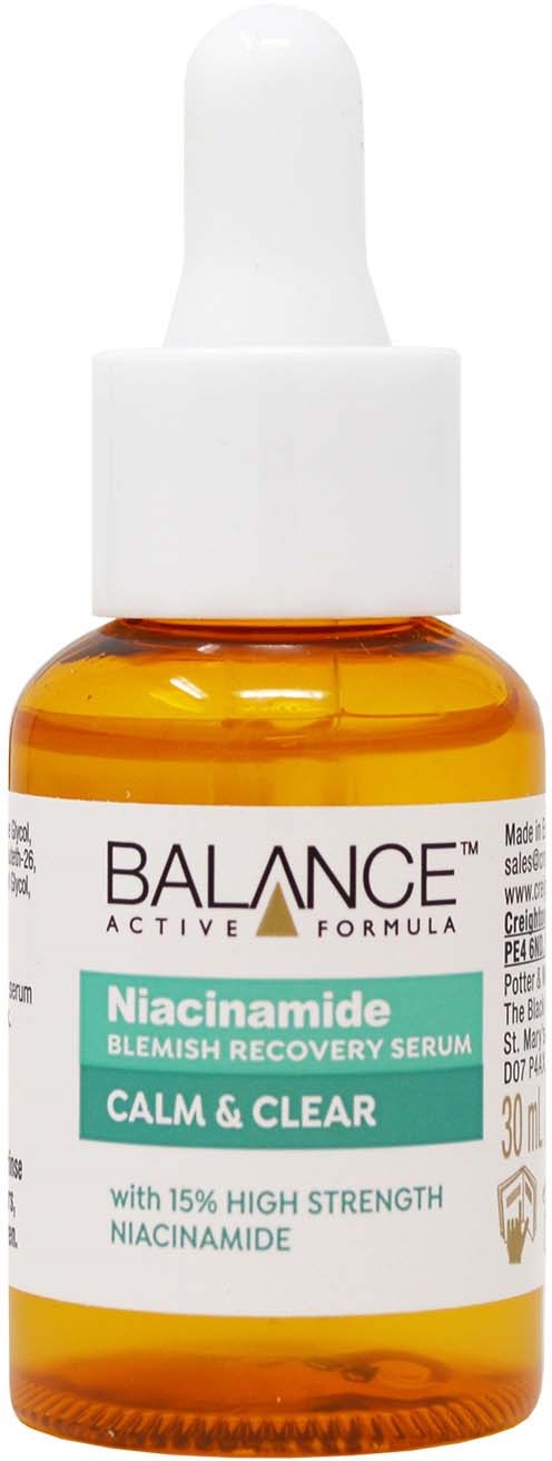 Kleine braune Glasflasche mit weißen Tropfenzug und Etikett 'Niacinamide Blemish Recovery Serum' und 'Calm & Clear'.