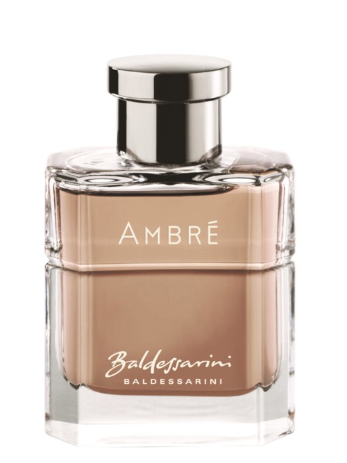 Een parfumfles met helder glas, zilveren dop en beige vocht, gemarkeerd met 'AMBÉ' en 'Baldessarini'.