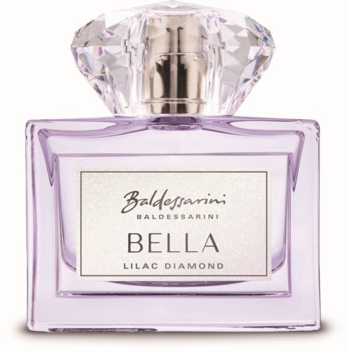 Een lichtpaarse parfumfles met een doorzichtige diamantvormige dop en een wit label met de tekst "Bella Lilac Diamond."