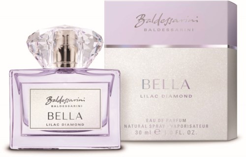 Een parfumfles met paarse tint en diamantvormige dop, naast een witte doos met label Bella Lilac Diamond.