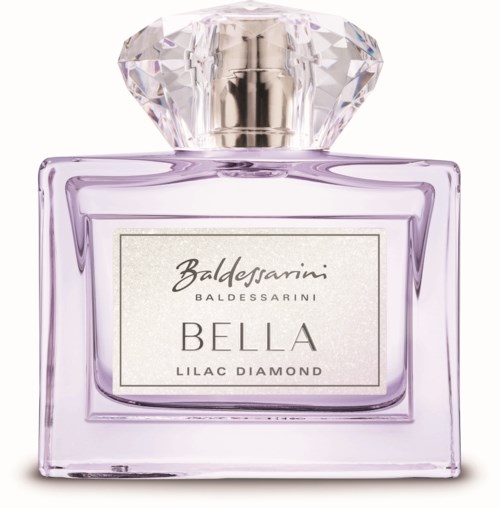 Een parfumfles is lila met een grote, heldere, diamanten-achtige Dop en een label dat zegt Bella Lilac Diamond.
