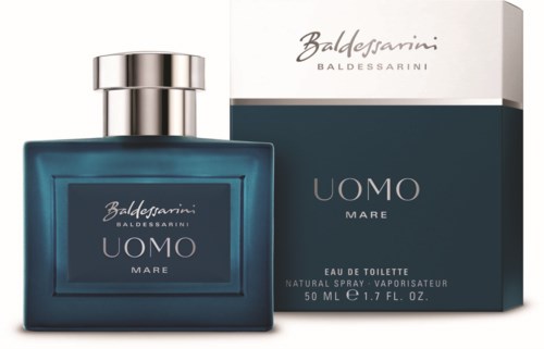 Een blauw parfumflesje en doos, gelabeld 'Baldessarini UOMO MARE', met een zilveren deksel en eenvoudige verpakking.