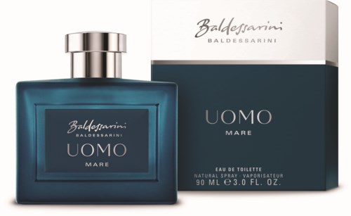 Een blauwe parfumfles met zilveren dop, naast een wit en donkerblauw doosje, met de tekst "Baldessarini UOMO MARE."